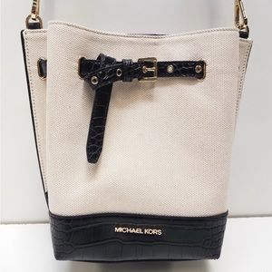 MICHAEL KORS EMILIA SMALL BUCKET BAG Black